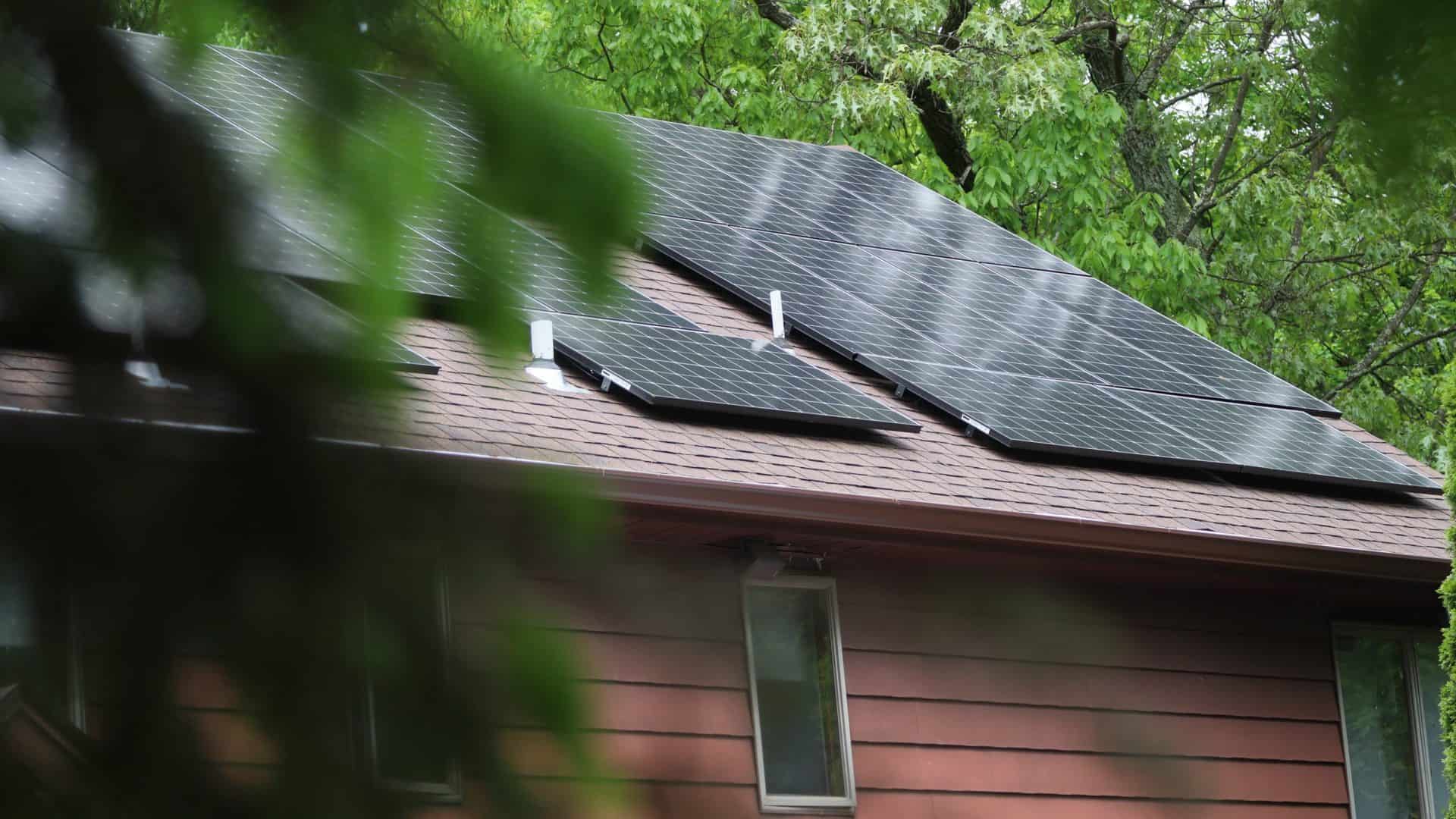 Imagem de painéis solares instalados no teto de uma casa