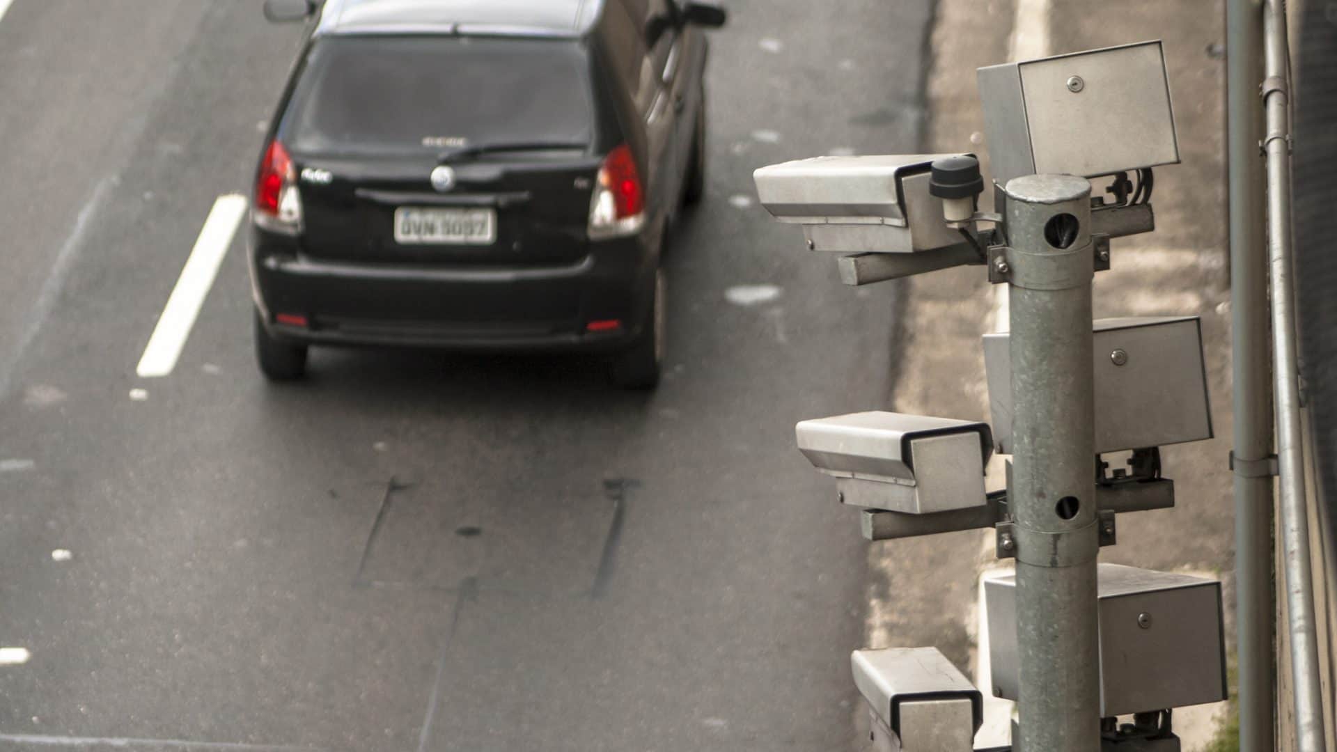 Placa de carro sendo flagrada por radar de trânsito