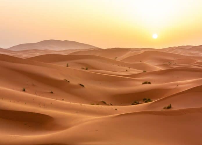Dunas de areia intermináveis em um deserto escaldante