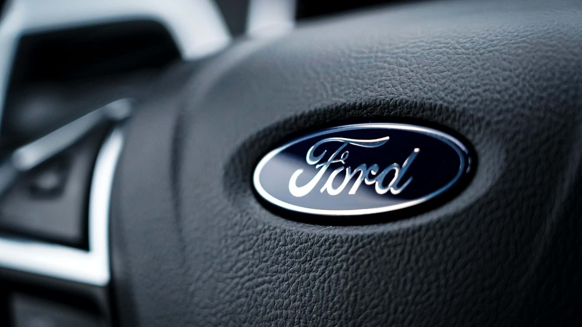 Logotipo da Ford em um volante