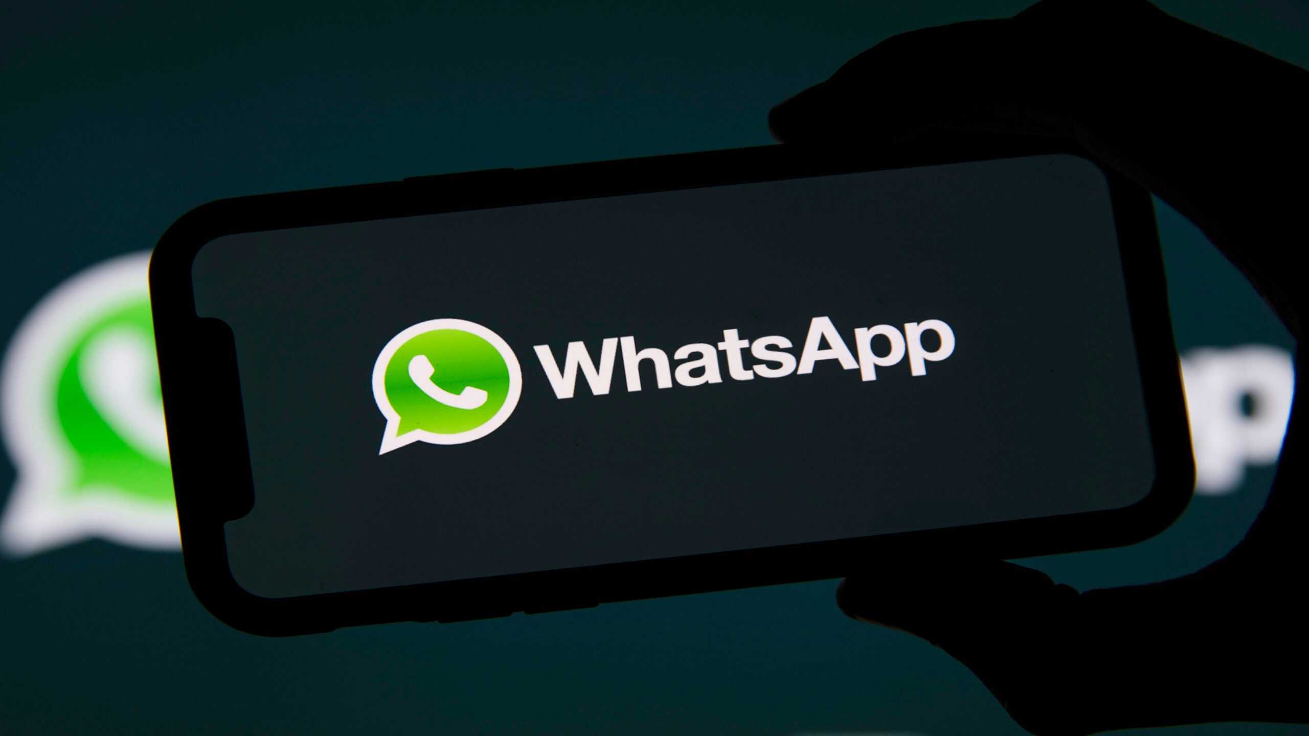LONDRES, Reino Unido - março de 2021: Logotipo do serviço de mensagens on-line Whatsapp em um smartphone