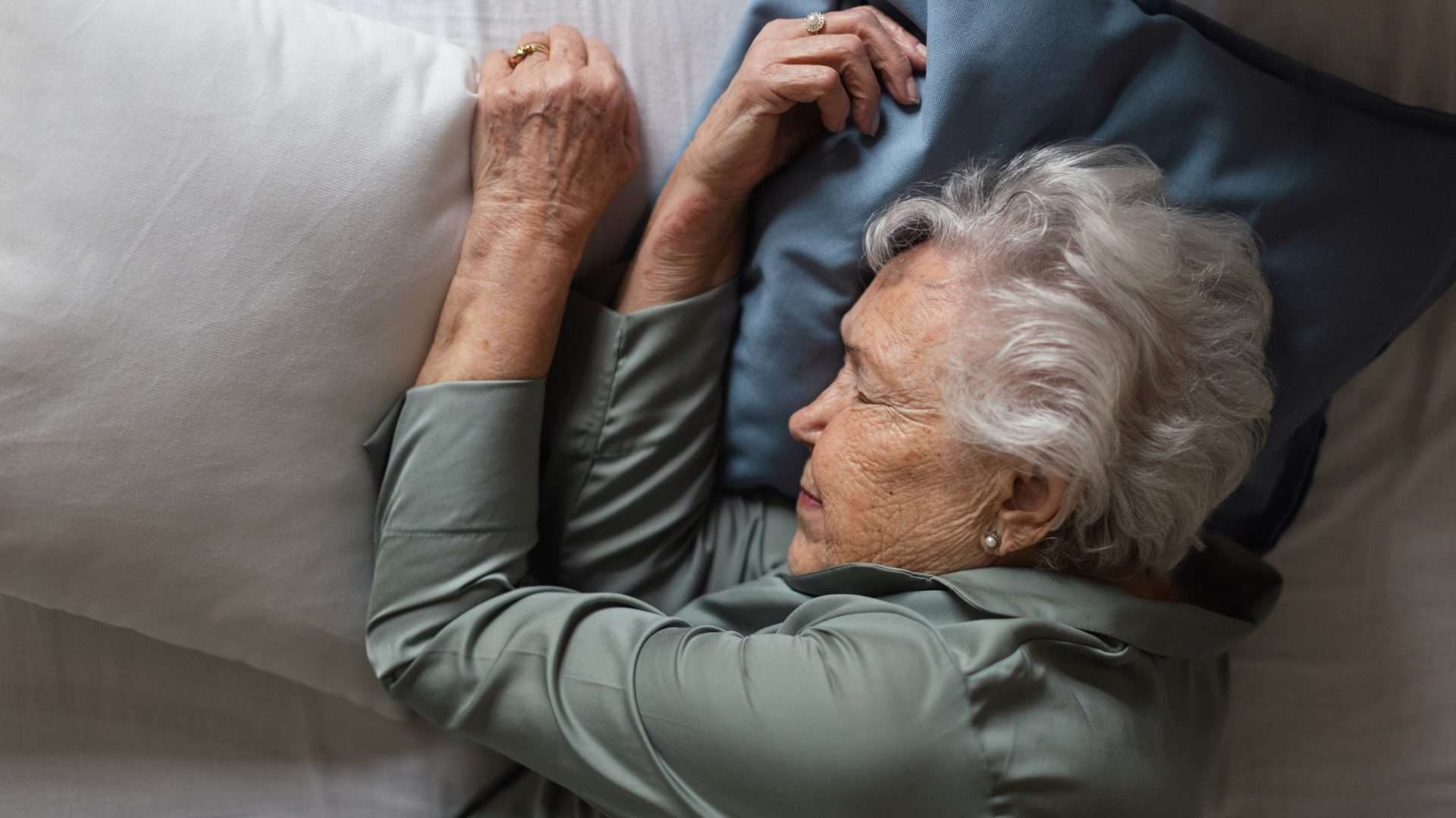 A imagem mostra uma mulher idosa durante o sono.