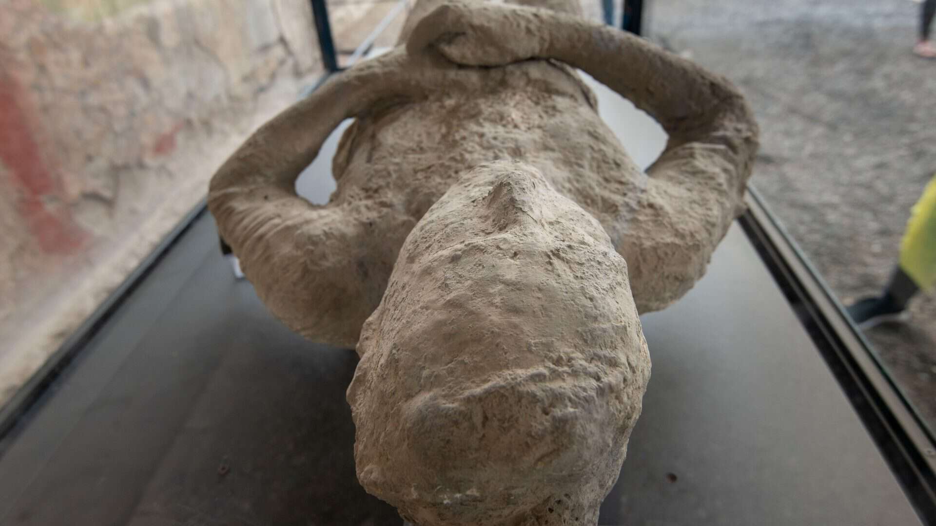 Imagem mostra um morador de Pompeia deitado petrificado.