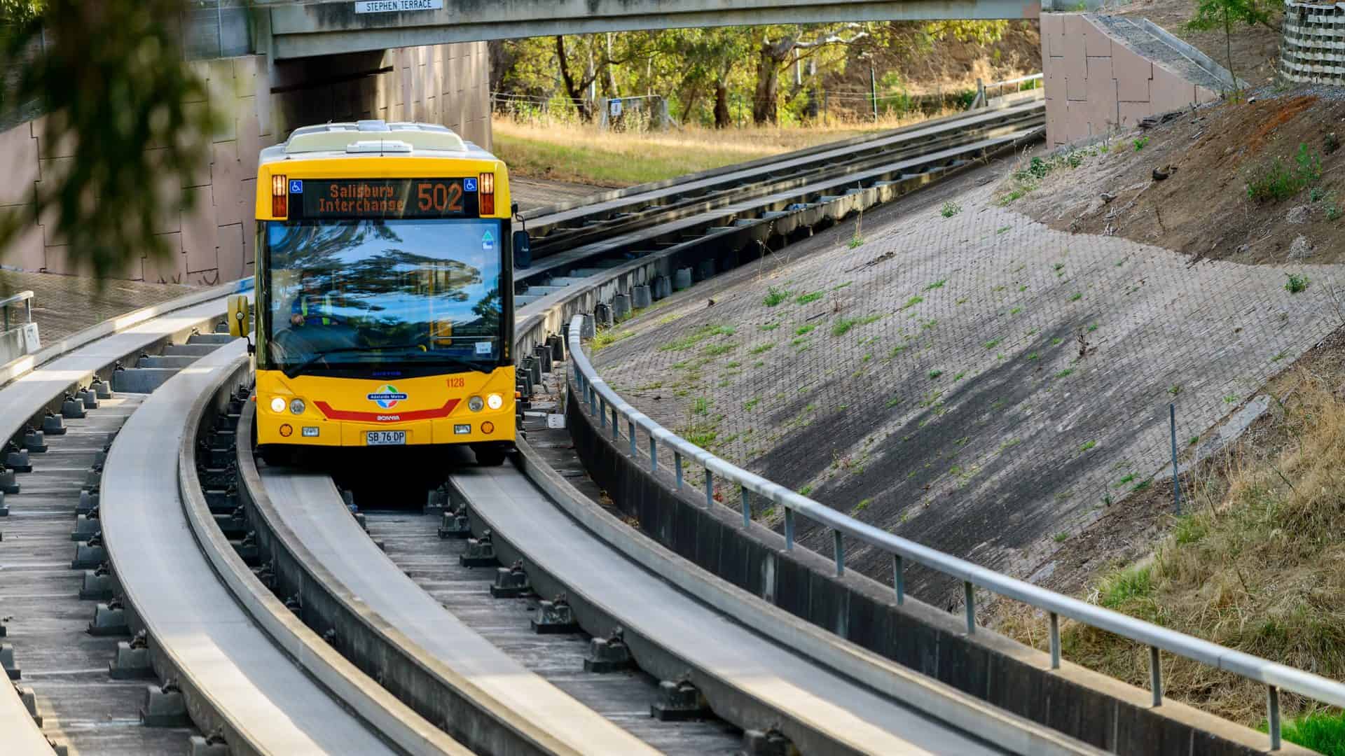 Imagem mostra o O-Bahn, um transporte guiado na Austrália