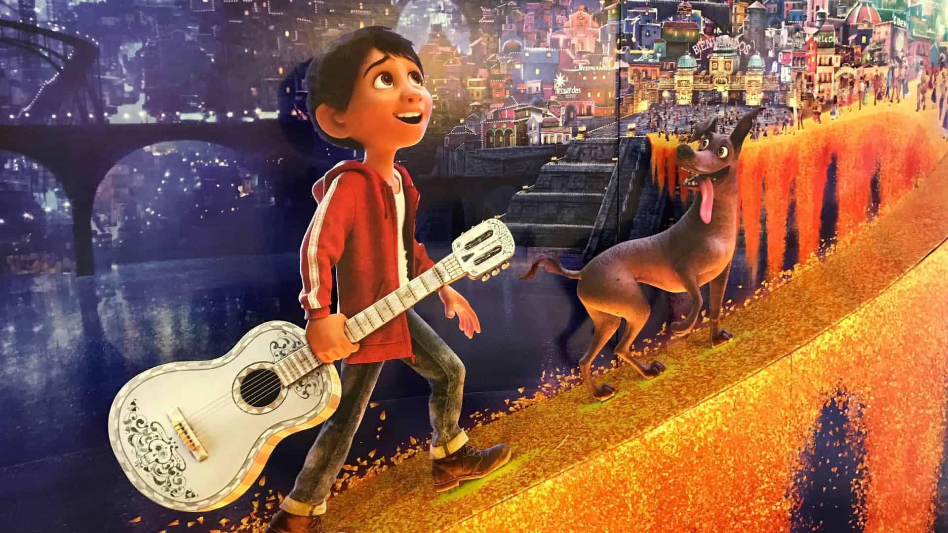 menino Miguel e seu cachorro sobem a rampa dourada no filme 