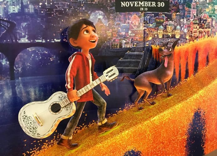 menino Miguel e seu cachorro sobem a rampa dourada no filme 