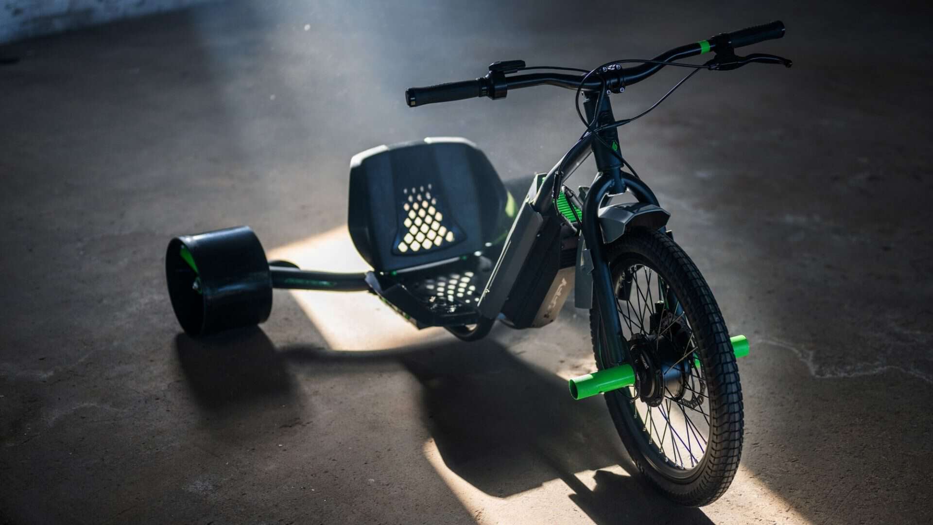 Conheça o novo triciclo elétrico barato e rebaixado