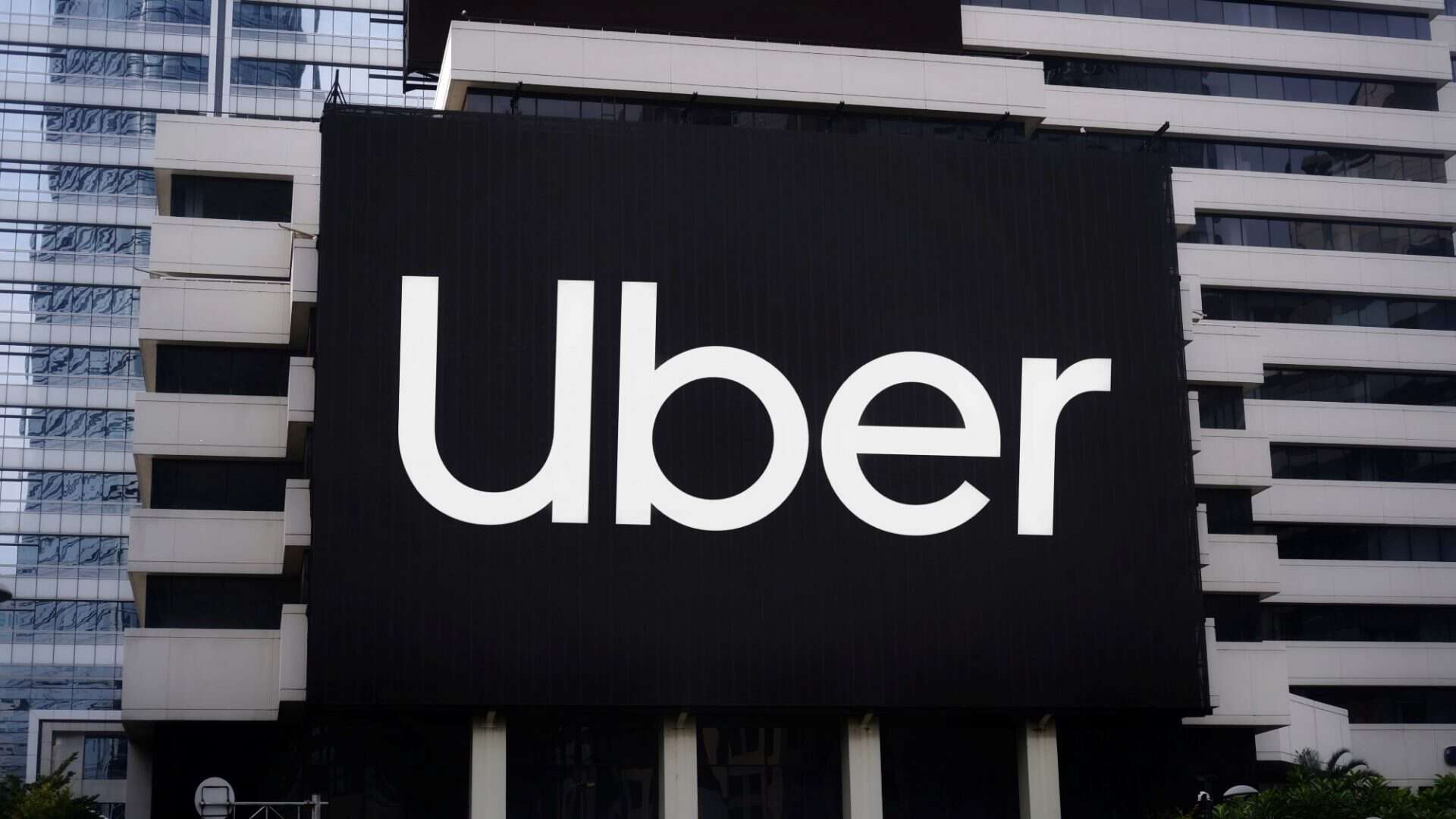 Logo da Uber em uma fachada