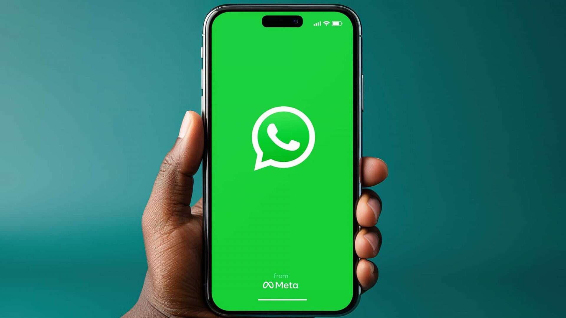 Pessoa segurando iPhone 15 Pro com logomarca do WhatsApp na tela