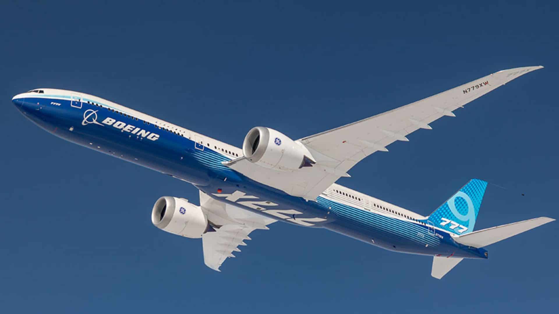 Avião da Boeing sobrevoando um aeroporto