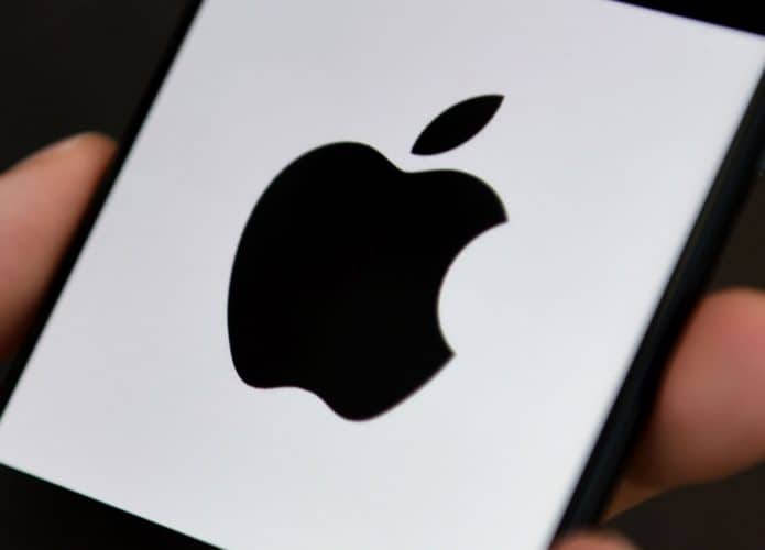 Logo da Apple em preto em tela de smartphone branca