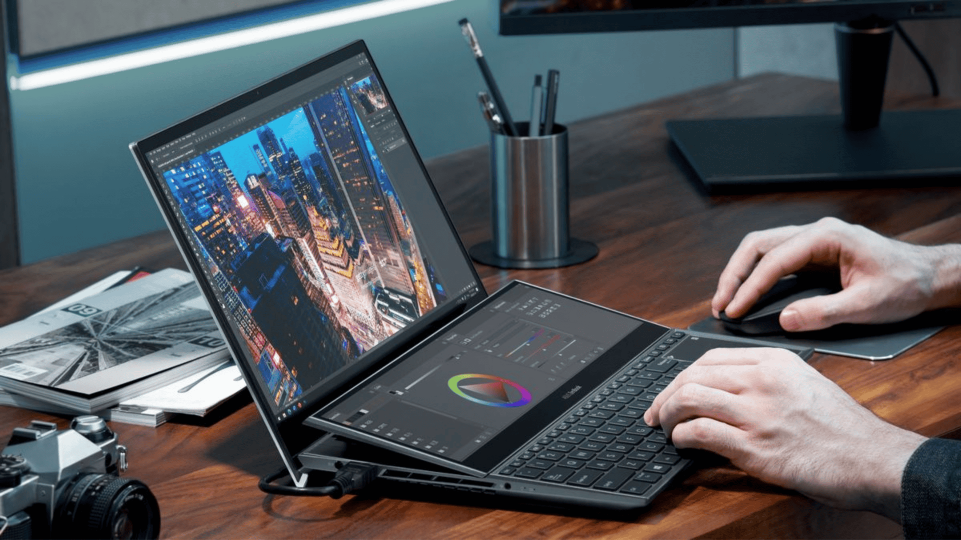imagem mostra uma pessoa utilizando o notebook Asus ZenBook Pro Duo 15