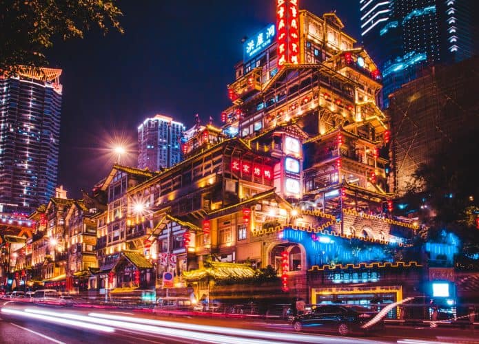 Vista noturna de um dos prédios de Chongqing