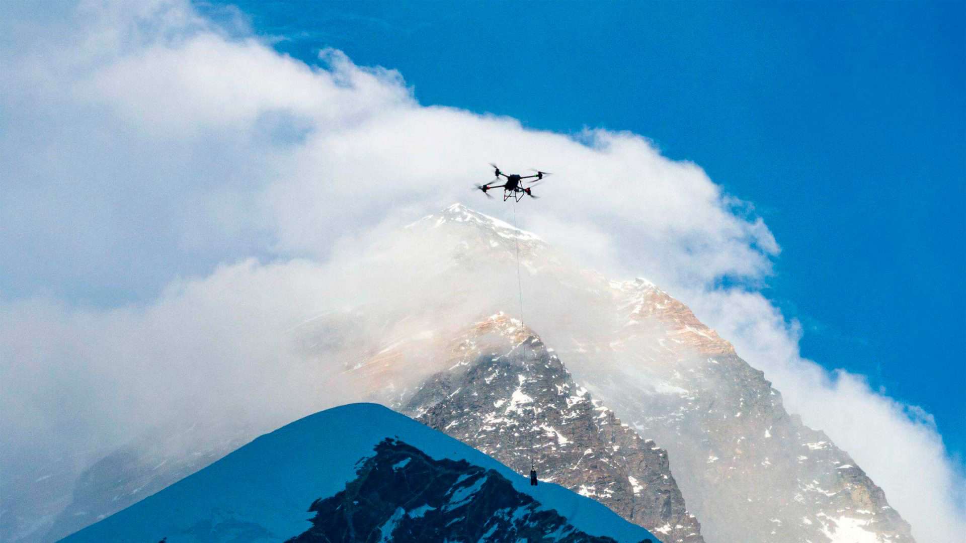 Drone voando no Monte Everest