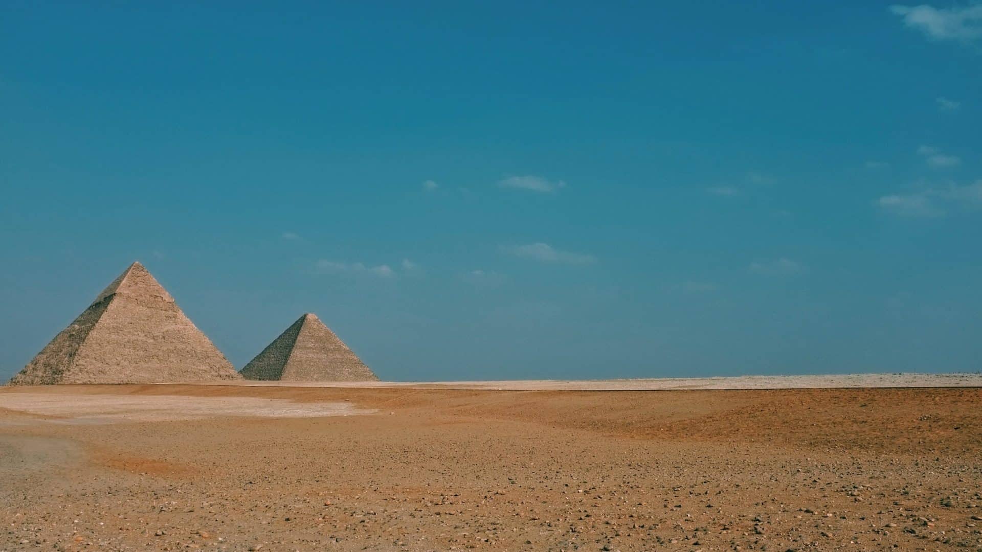 Paisagem no Egito com duas pirâmides do lado esquerdo