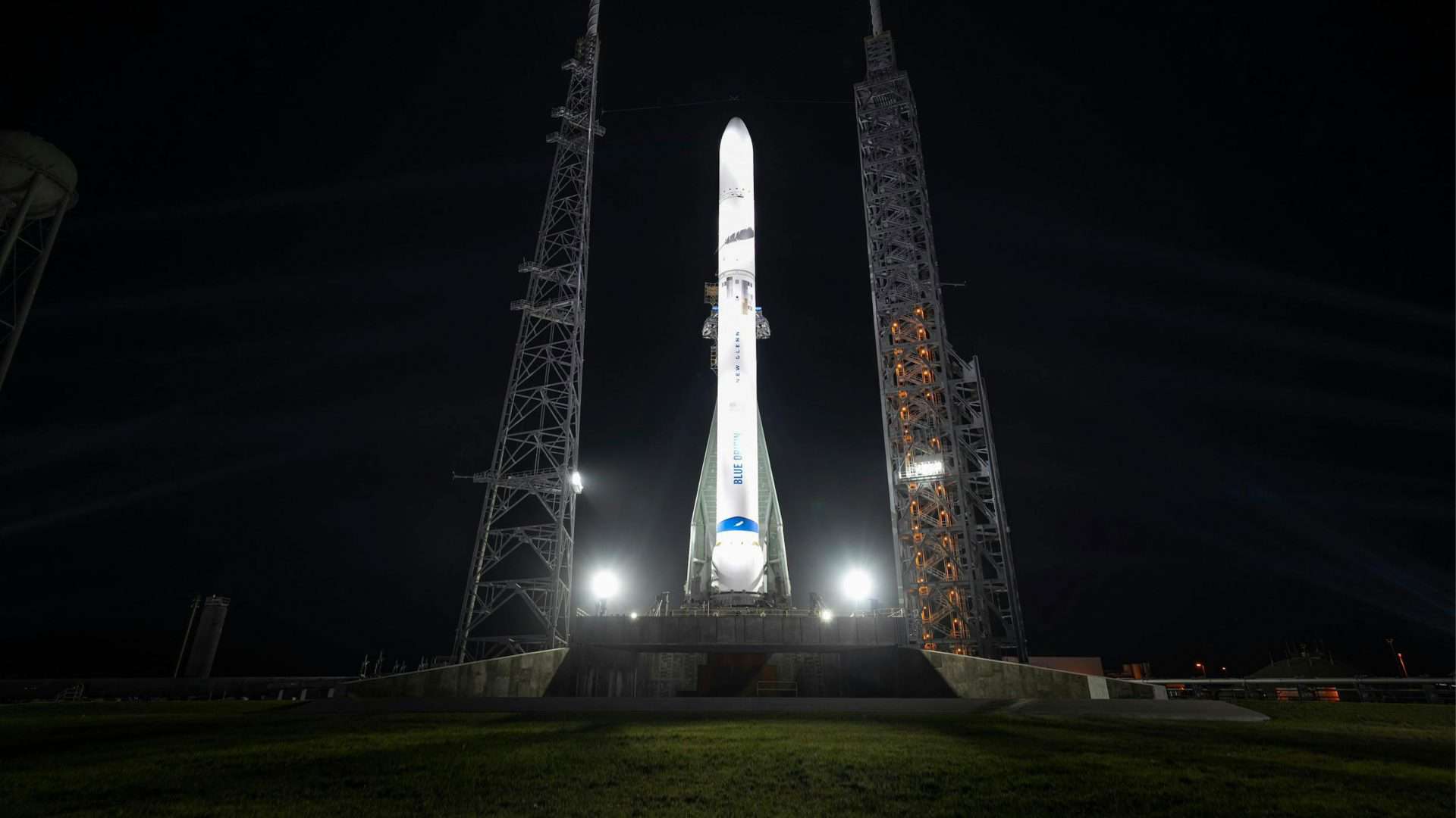 Foguete New Glenn, da Blue Origin, em plataforma de lançamento