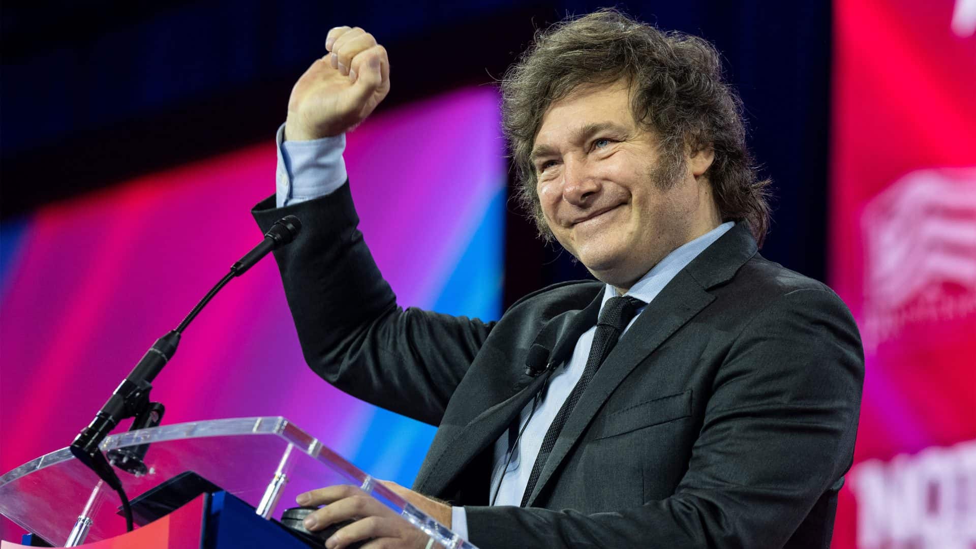Presidente da Argentina, Javier Milei, sorrindo com punho erguido em evento