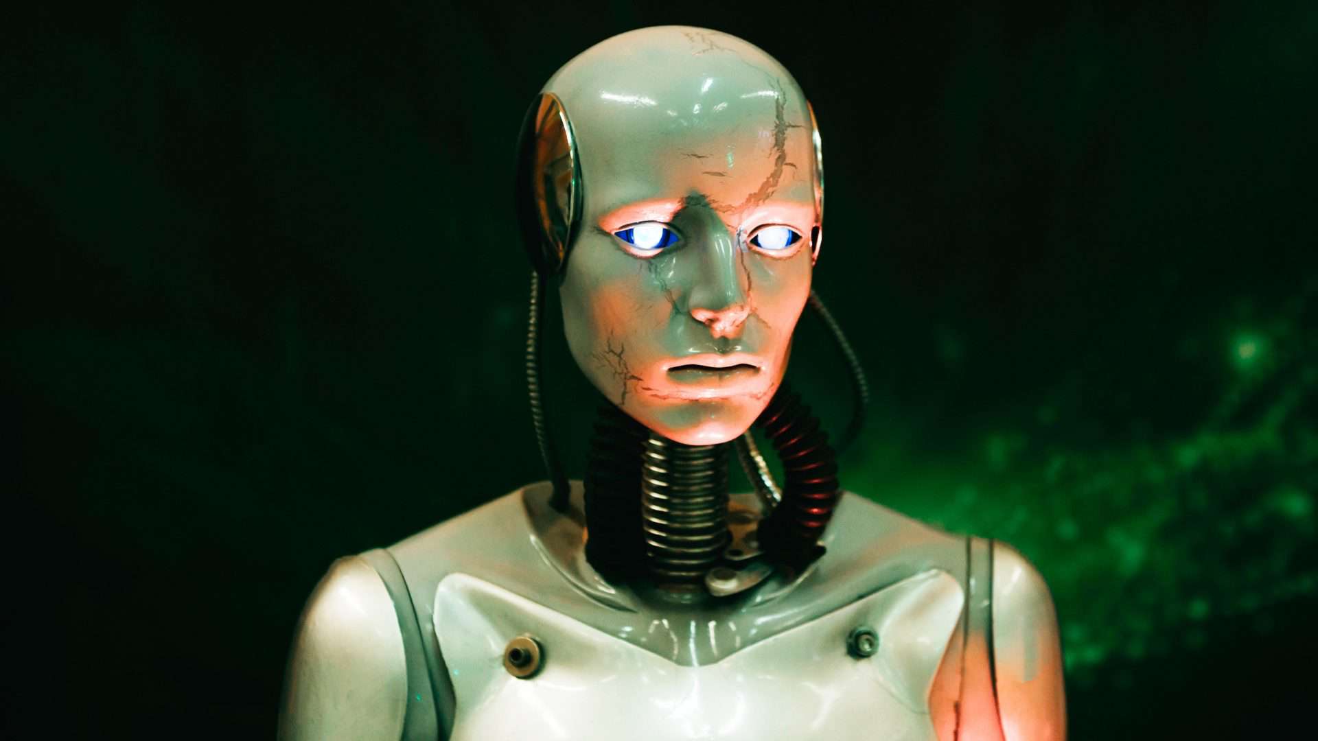 Robô humanoide com olhos acesos e expressão ameaçadora