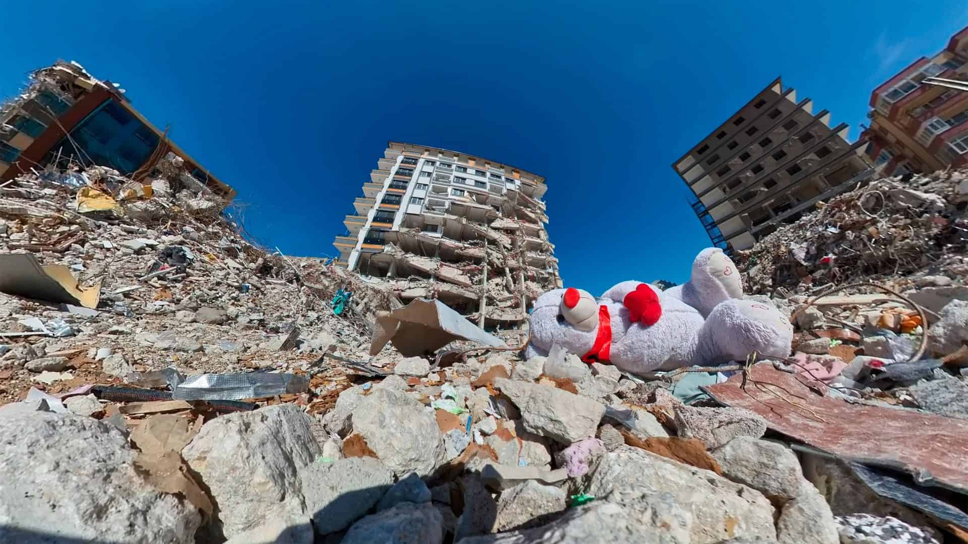 Destruição causada por terremotos em Antakya, na Turquia, vista de baixo para cima
