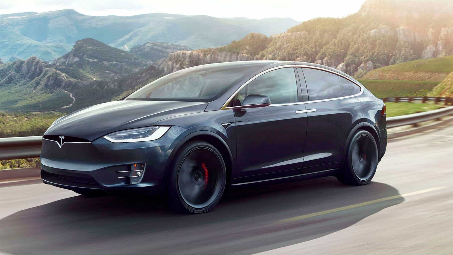 Model X da Tesla andando em rodovia