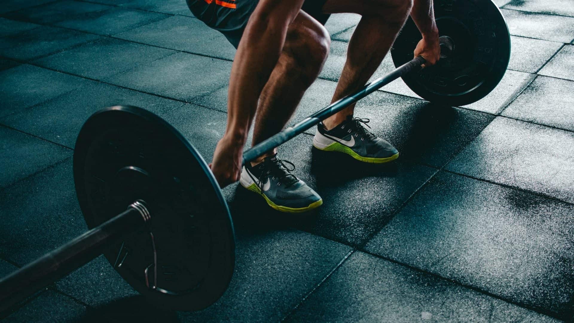 Levantamento de peso na academia via Victor Freitas/Unsplash