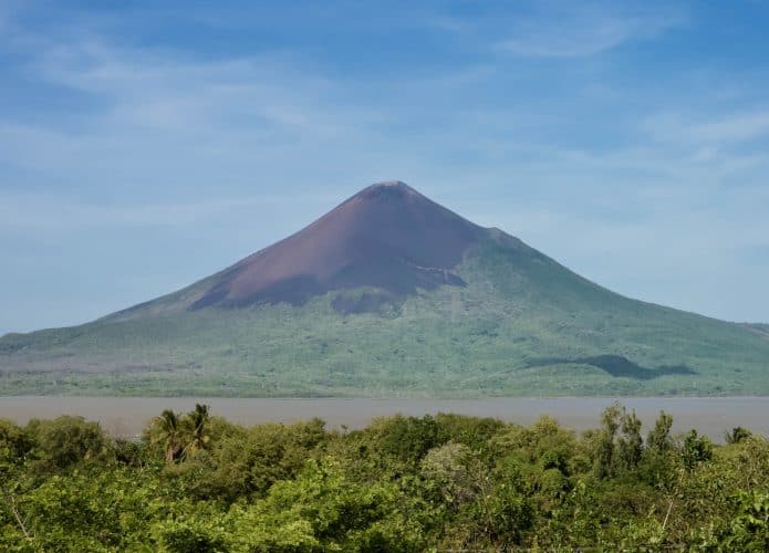 Vulcão que já destruiu cidade libera nuvem tóxica – veja