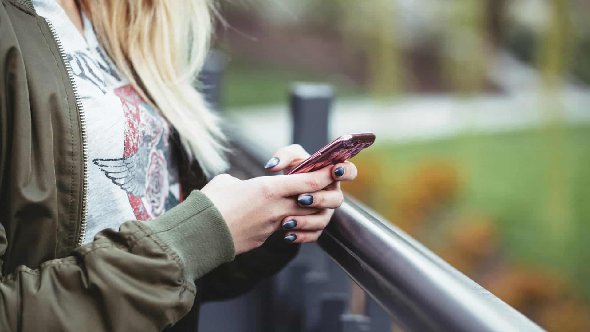 O que seu celular tem a ver com burnout? via Freestocks/Unsplash