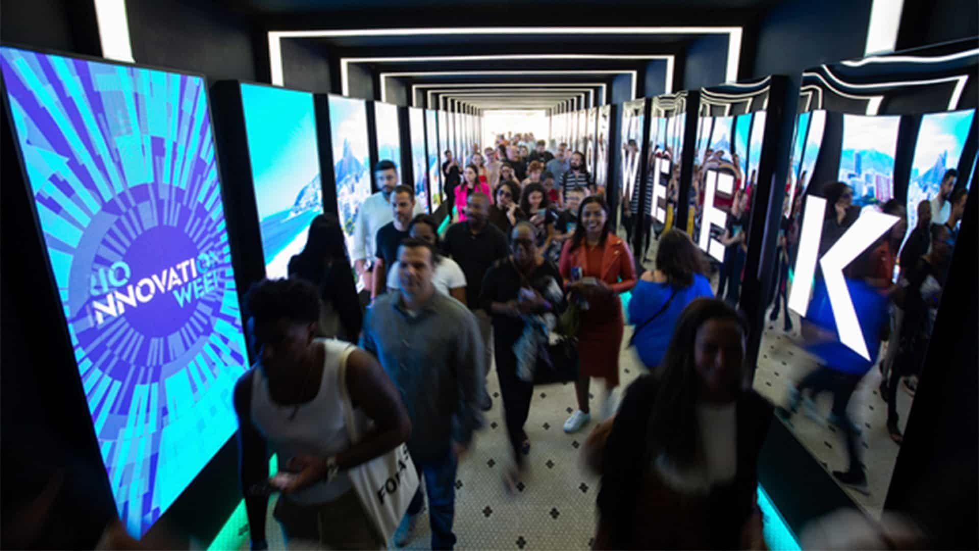 Pessoas andando por corredor do evento Rio Innovation Week
