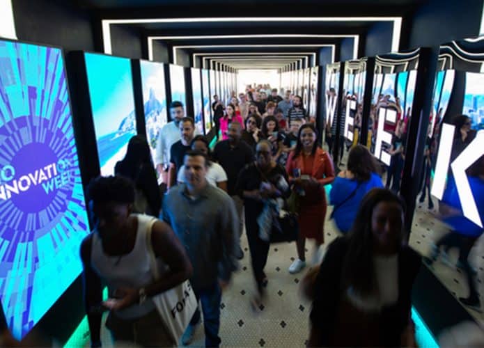 Pessoas andando por corredor do evento Rio Innovation Week