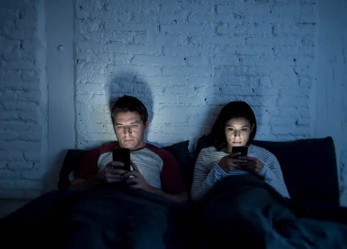 Casal usando celular