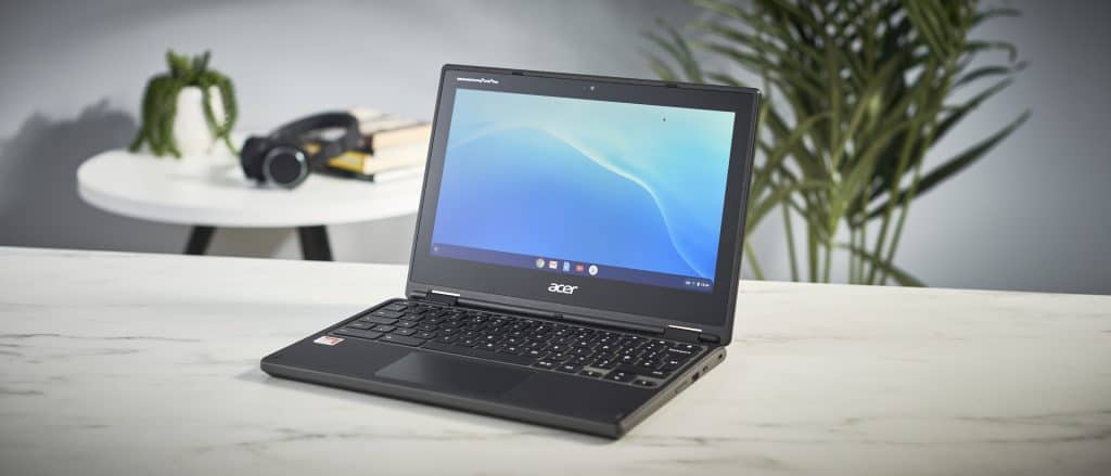 imagem mostra um notebook pequeno da Acer em cima de uma mesa