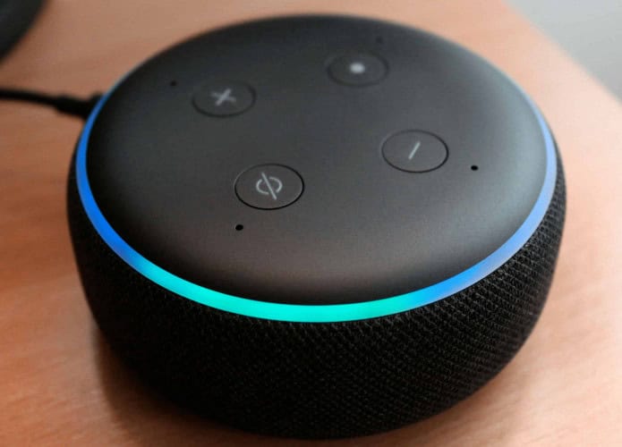 imagem mostra uma caixinha de som smart, mais especificamente uma echo dot da amazon