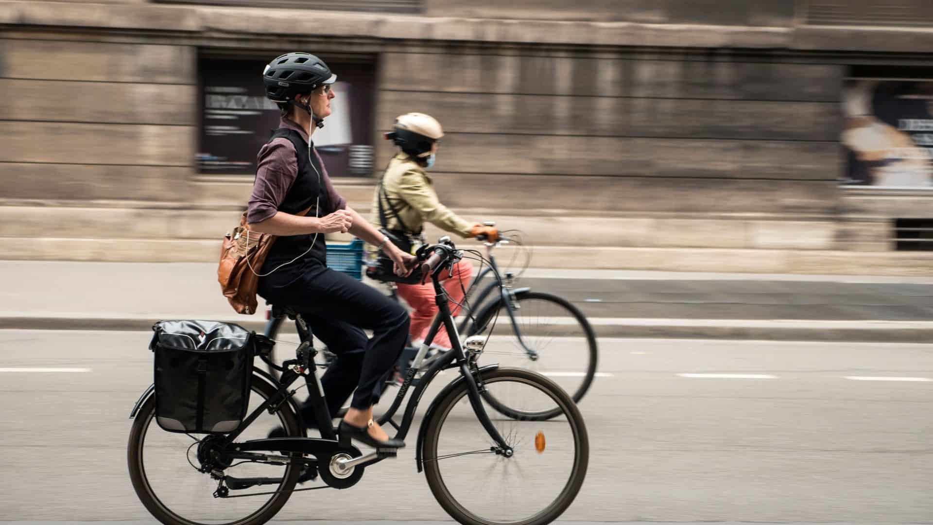 Pessoas pedalando em bicicletas elétricas para matéria sobre dirigir moto sem CNH