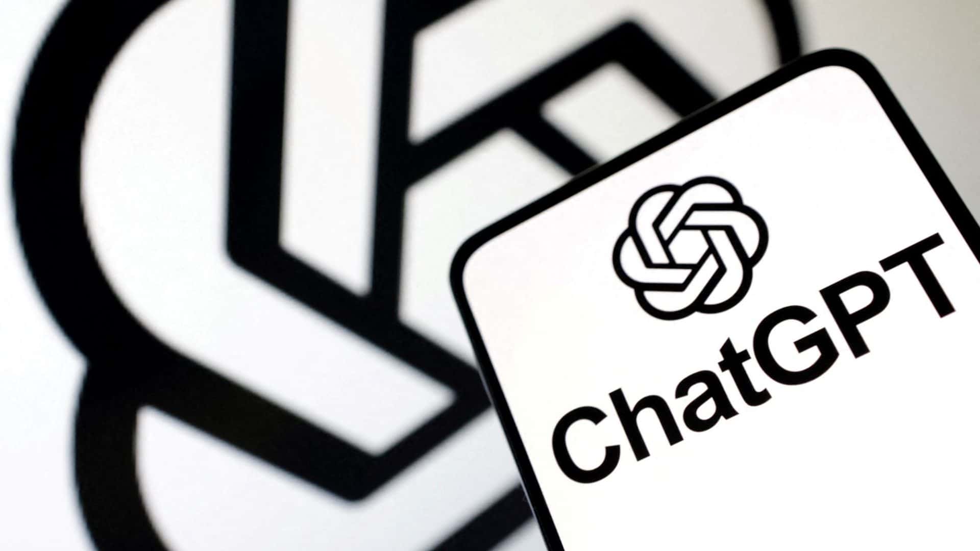 Ao fundo, logo do ChatGPT em zoom; à frente, logo do chatbot em um smarpthone