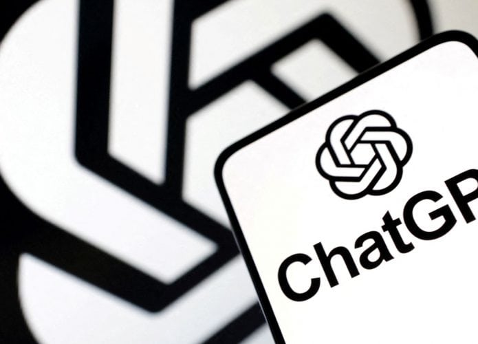 Ao fundo, logo do ChatGPT em zoom; à frente, logo do chatbot em um smarpthone