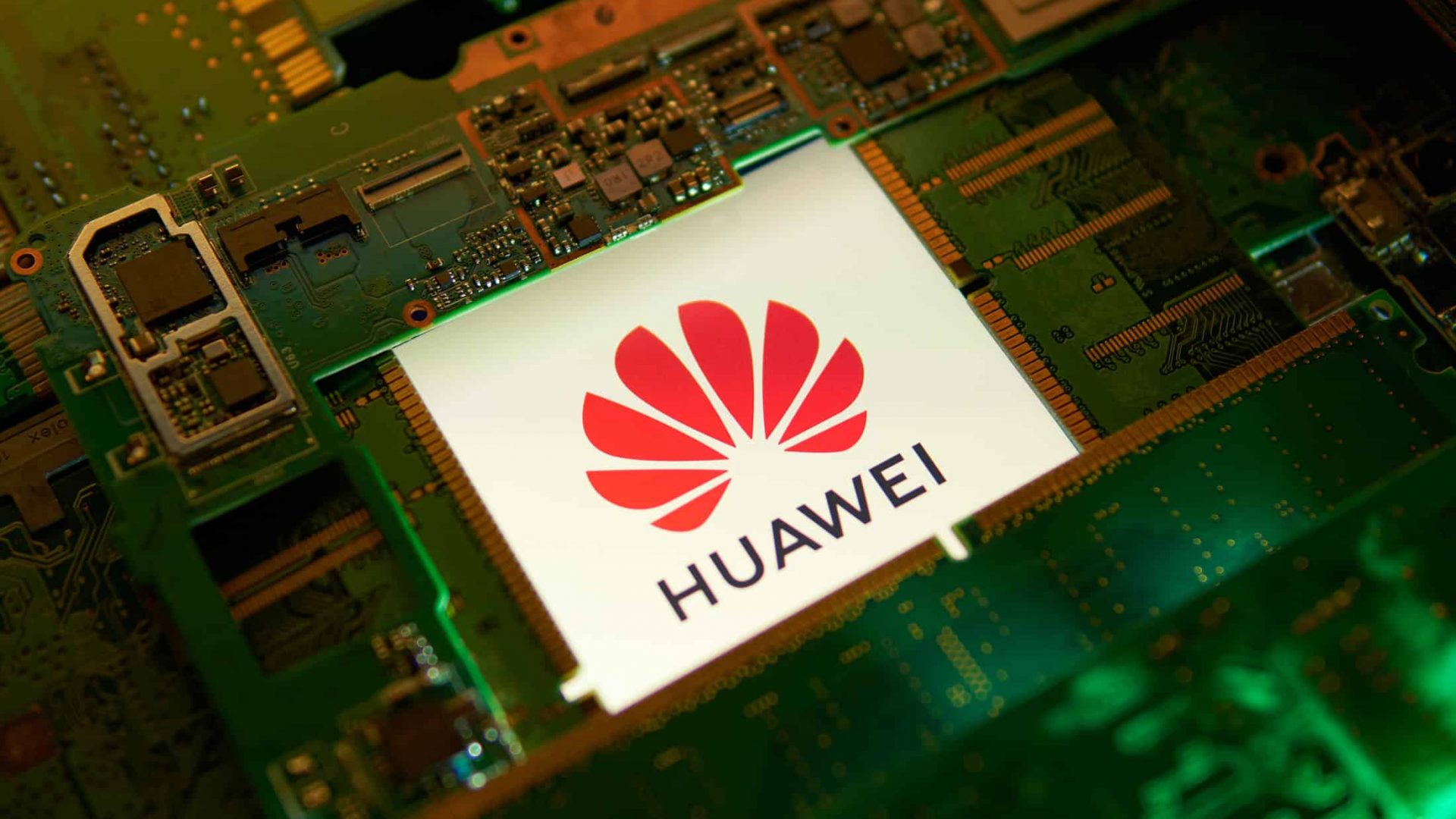 Logo da Huawei em cima de um chip de placa-mãe