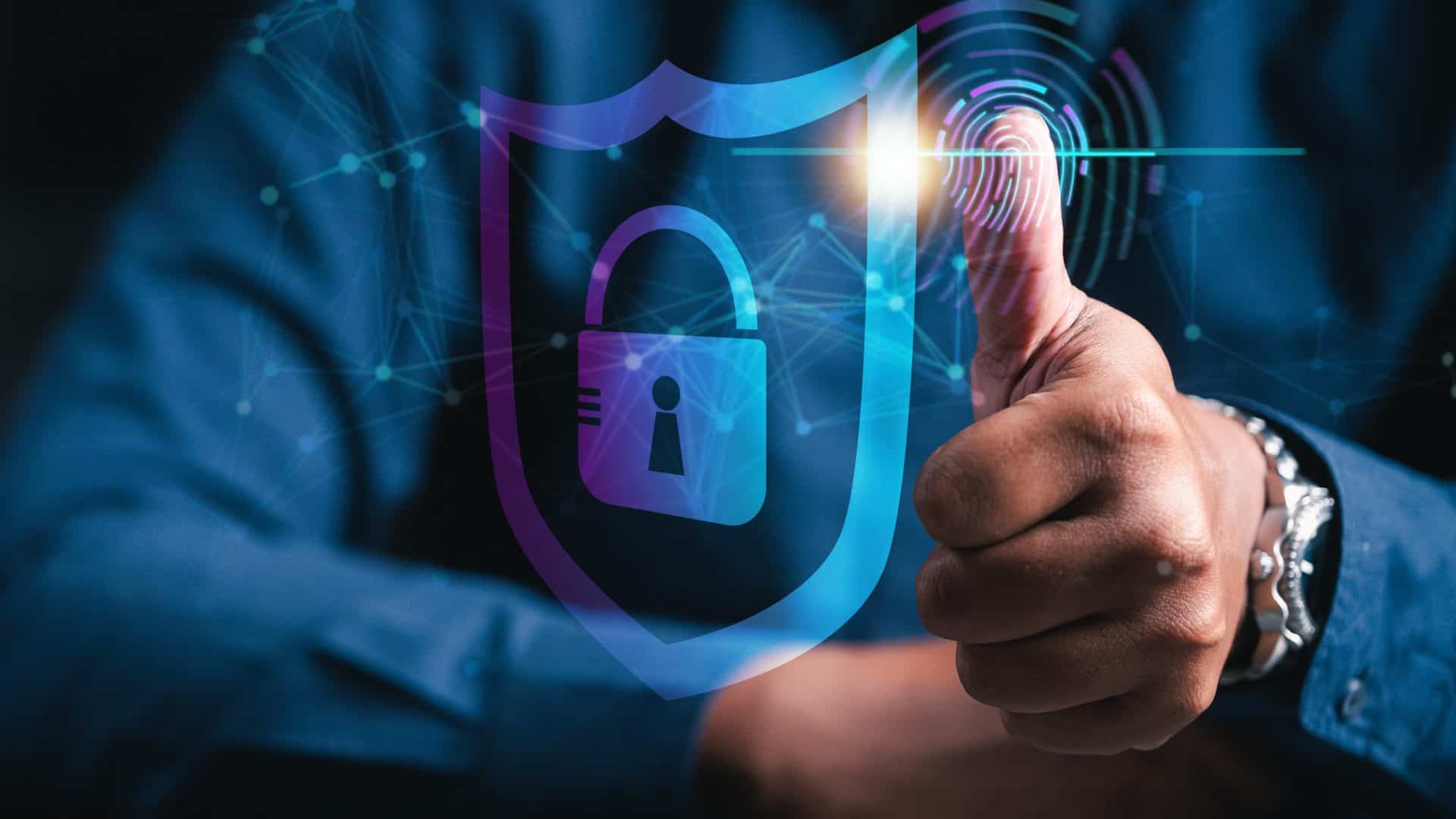 Símbolo de cadeado translúcido; ao lado, dedão de uma pessoa pressionando uma impressão digital