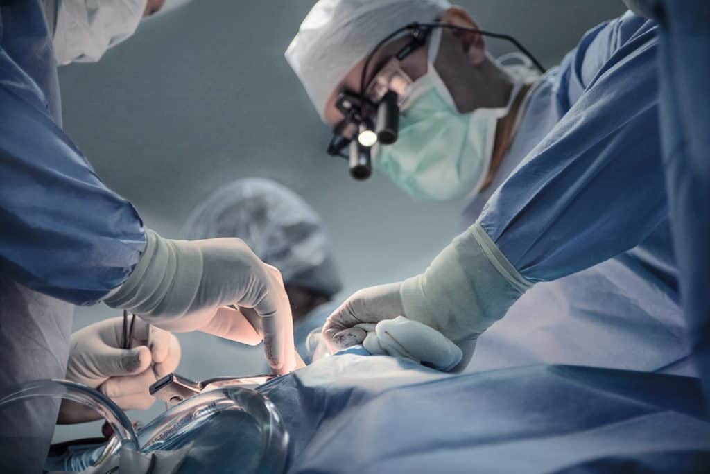 Médicos realizando cirurgia