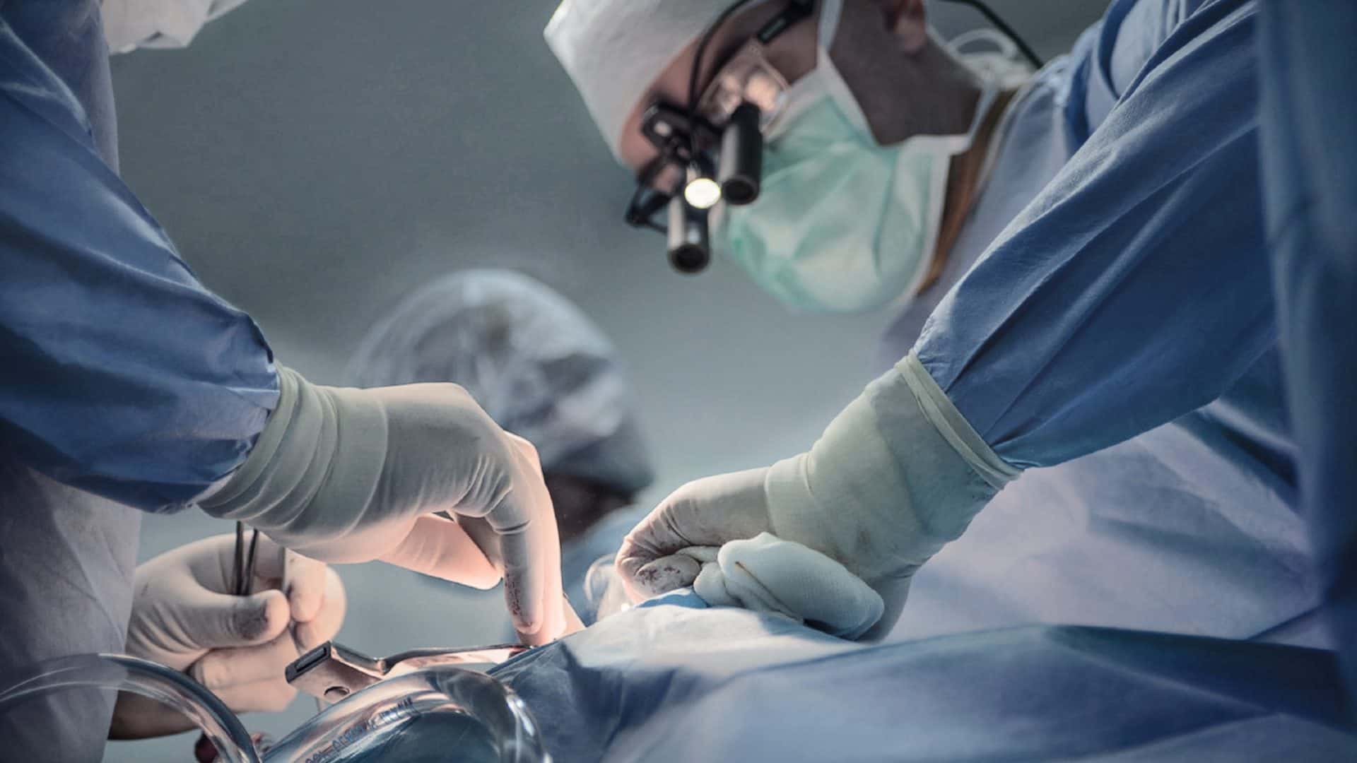 Médicos realizando cirurgia