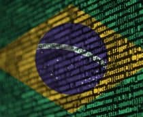 Bandeira do Brasil formada por códigos de software de computador