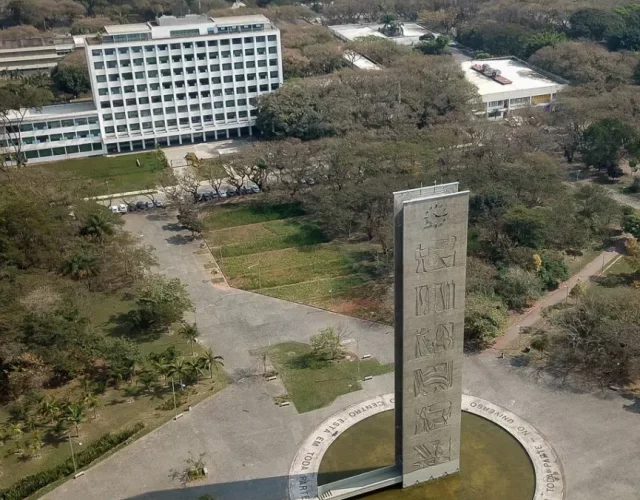 Visão aérea de monumento em praça da USP