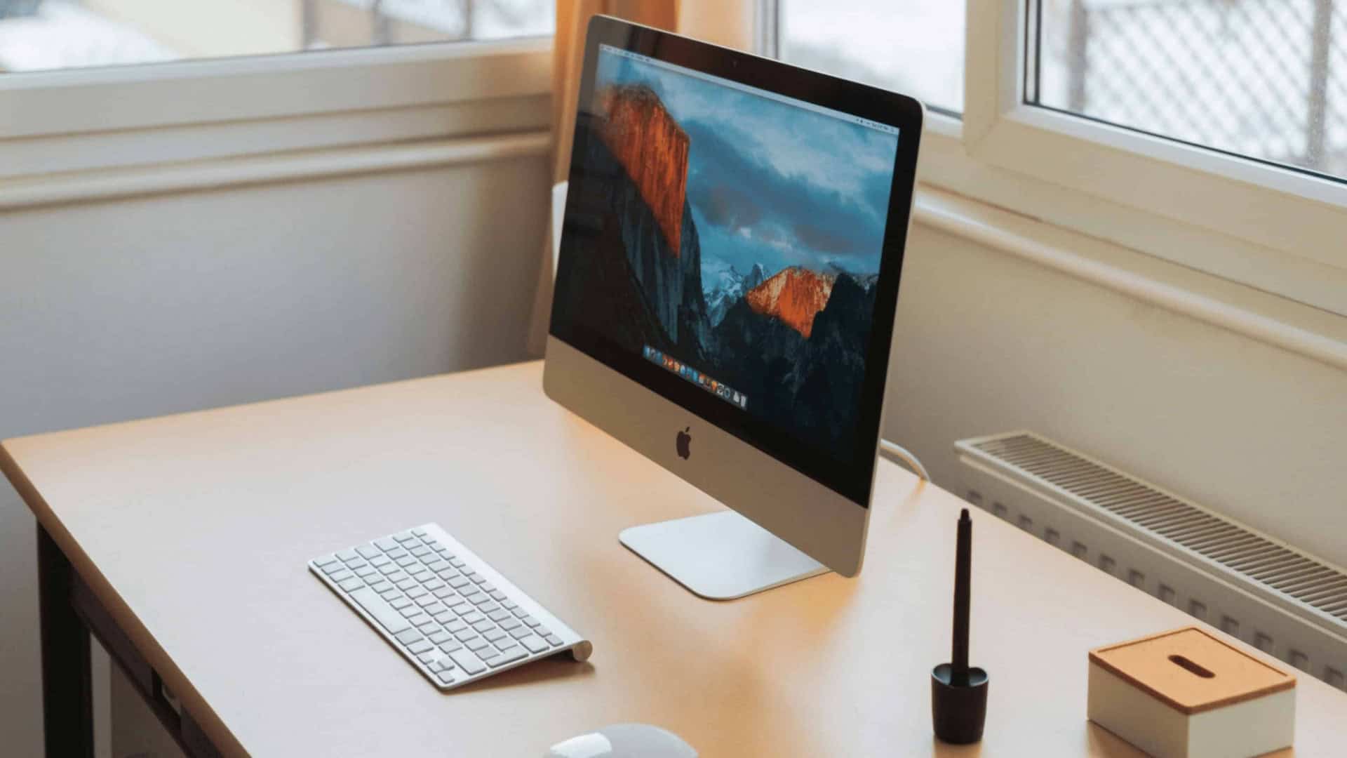 imagem ilustra um home office feito com um desktop da apple