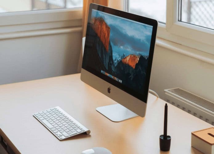 imagem ilustra um home office feito com um desktop da apple