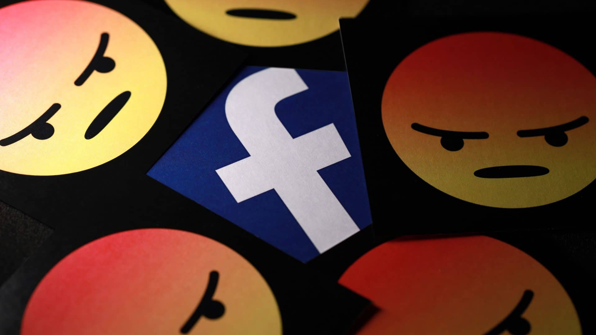 Imagem ilustrativa de emojis e logo do Facebook para tutorial de como bloquear política