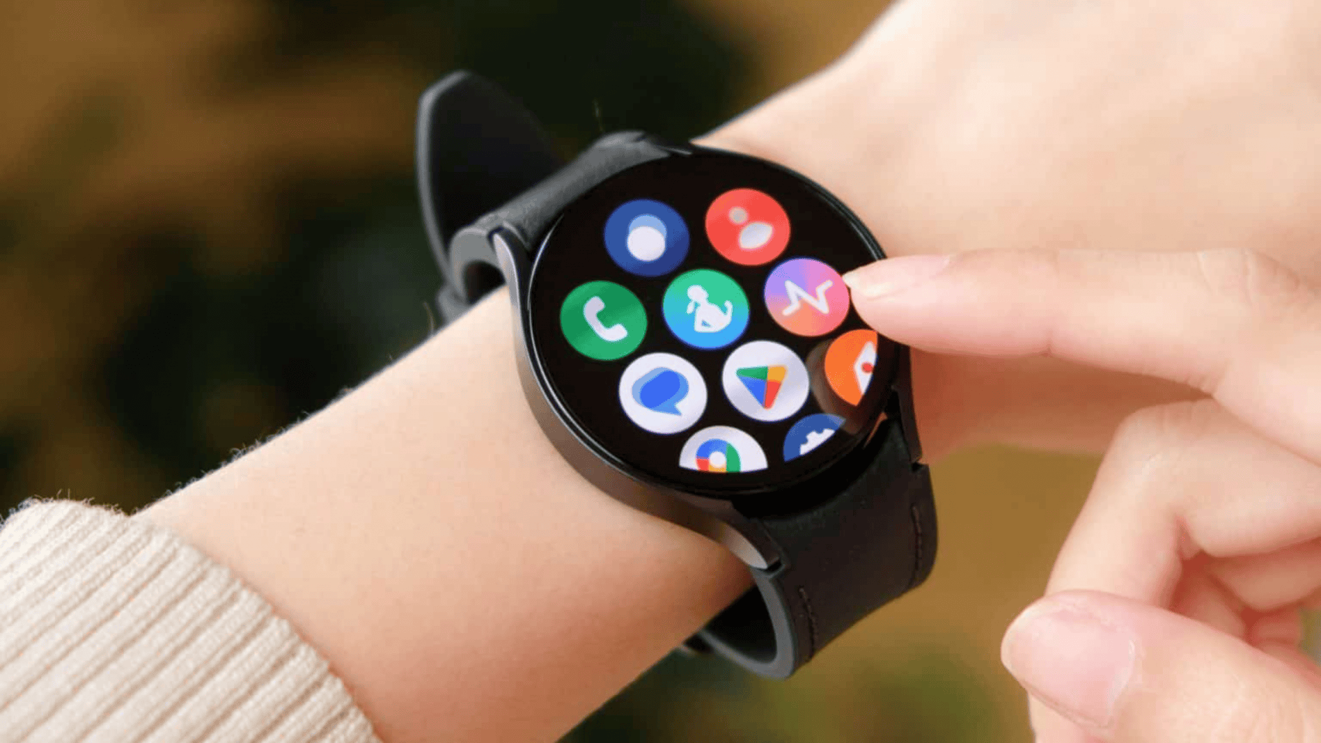 imagem mostra uma pessoa mexendo nos ícones de aplicativo de um smartwatch de modelo galaxy watch 6