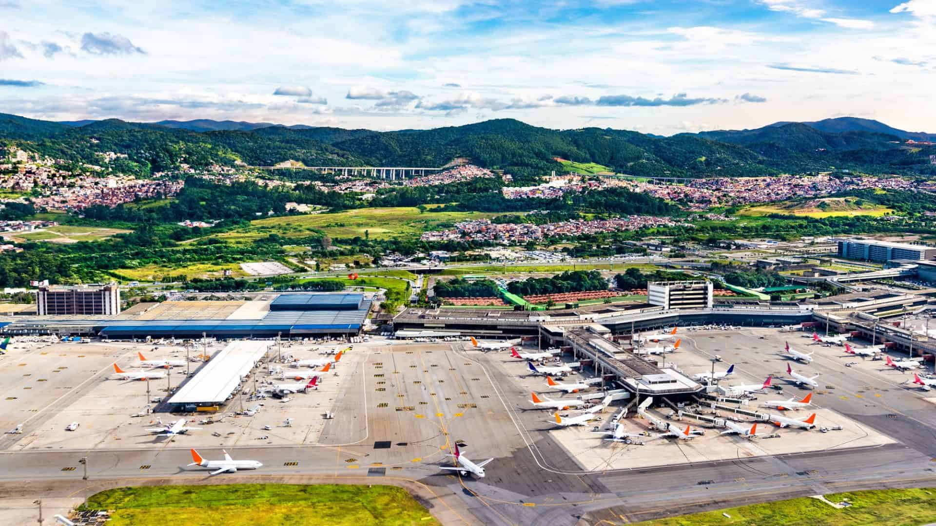 vista aérea do aeroporto de guarulhos em são paulo