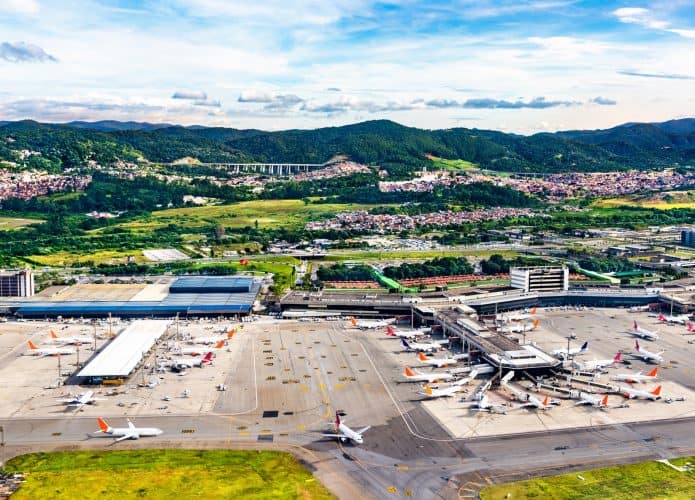 vista aérea do aeroporto de guarulhos em são paulo