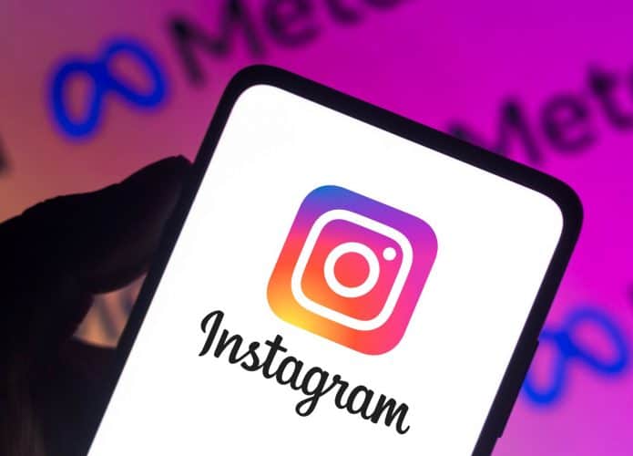 Logo da Meta no fundo; à frente, logo do Instagram em um smartphone