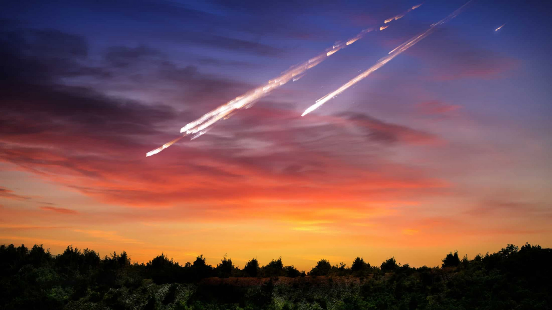 Meteoritos cruzando céu alaranjado
