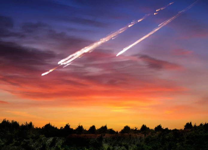Meteoritos cruzando céu alaranjado